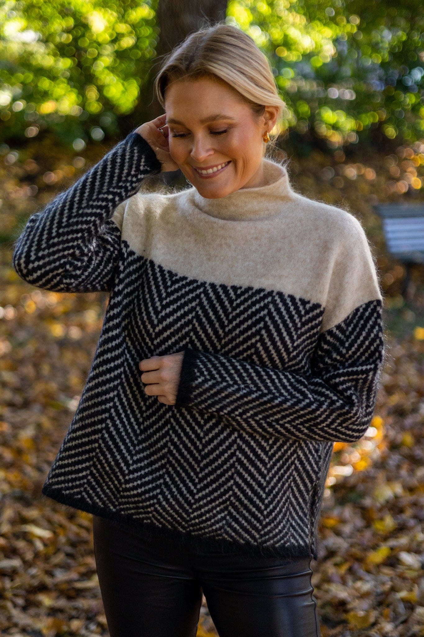 Beiger Zweifarbiger Rollkragenpullover – Clara